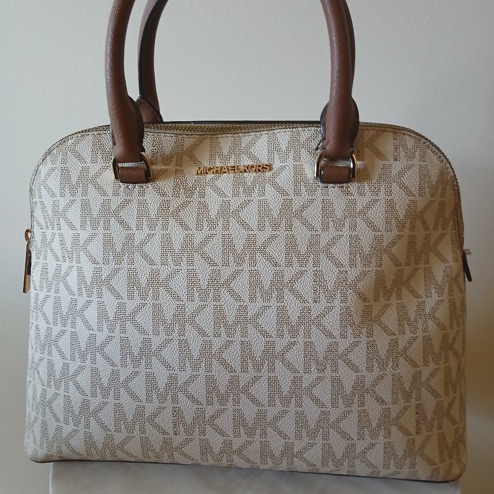 Micheal Kors Pre-Owned Signature White/Beige Leather Medium Tote